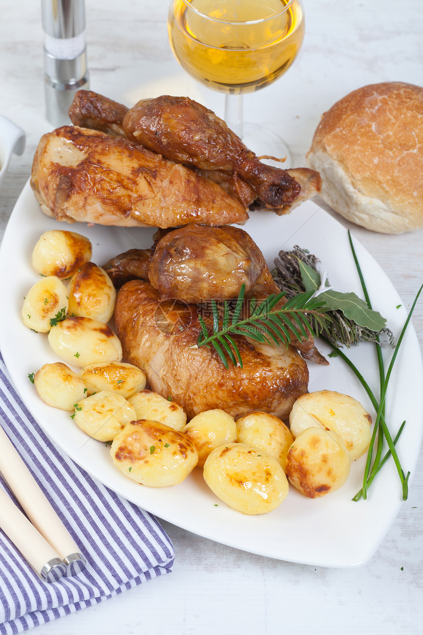 鸡肉和土豆烹饪迷迭香草本植物釉面午餐饮食棕色盘子食物美食图片