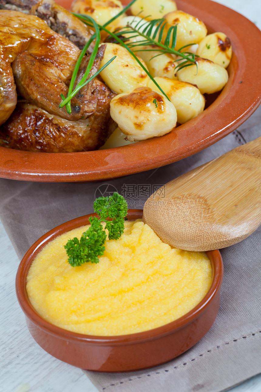鸡肉和土豆棕色午餐食物釉面迷迭香美食盘子烹饪饮食家禽图片