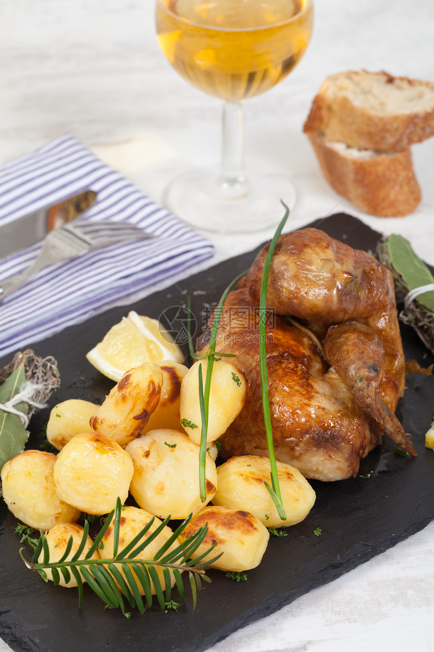 鸡肉和土豆草本植物家禽烹饪盘子午餐食物棕色饮食釉面美食图片