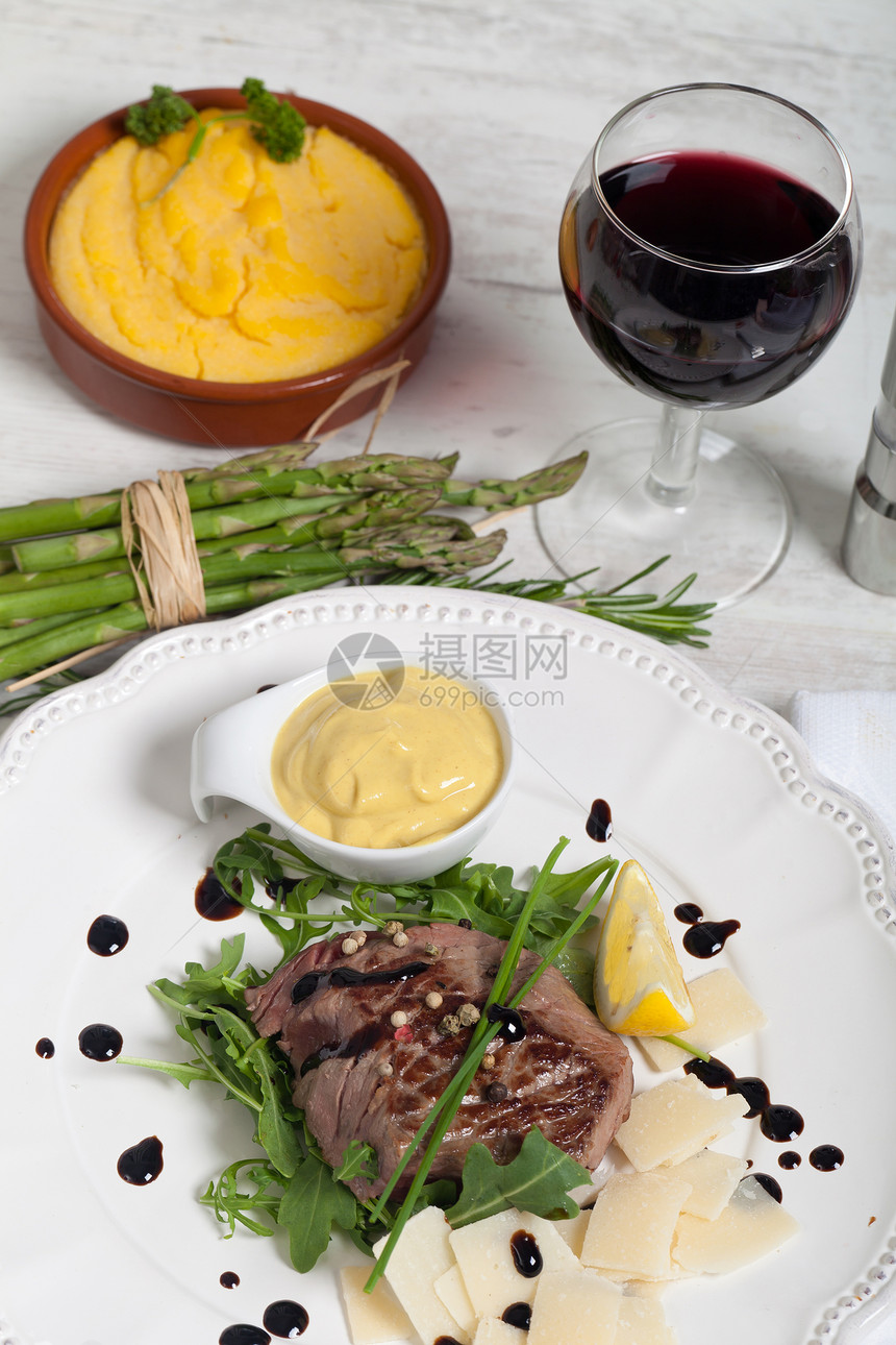 泡菜沙拉和干酪牛肉鱼片红色餐厅午餐美食食物白色香醋屠夫迷迭香图片