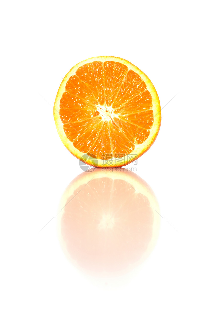 橙色隔离切片的反射图片