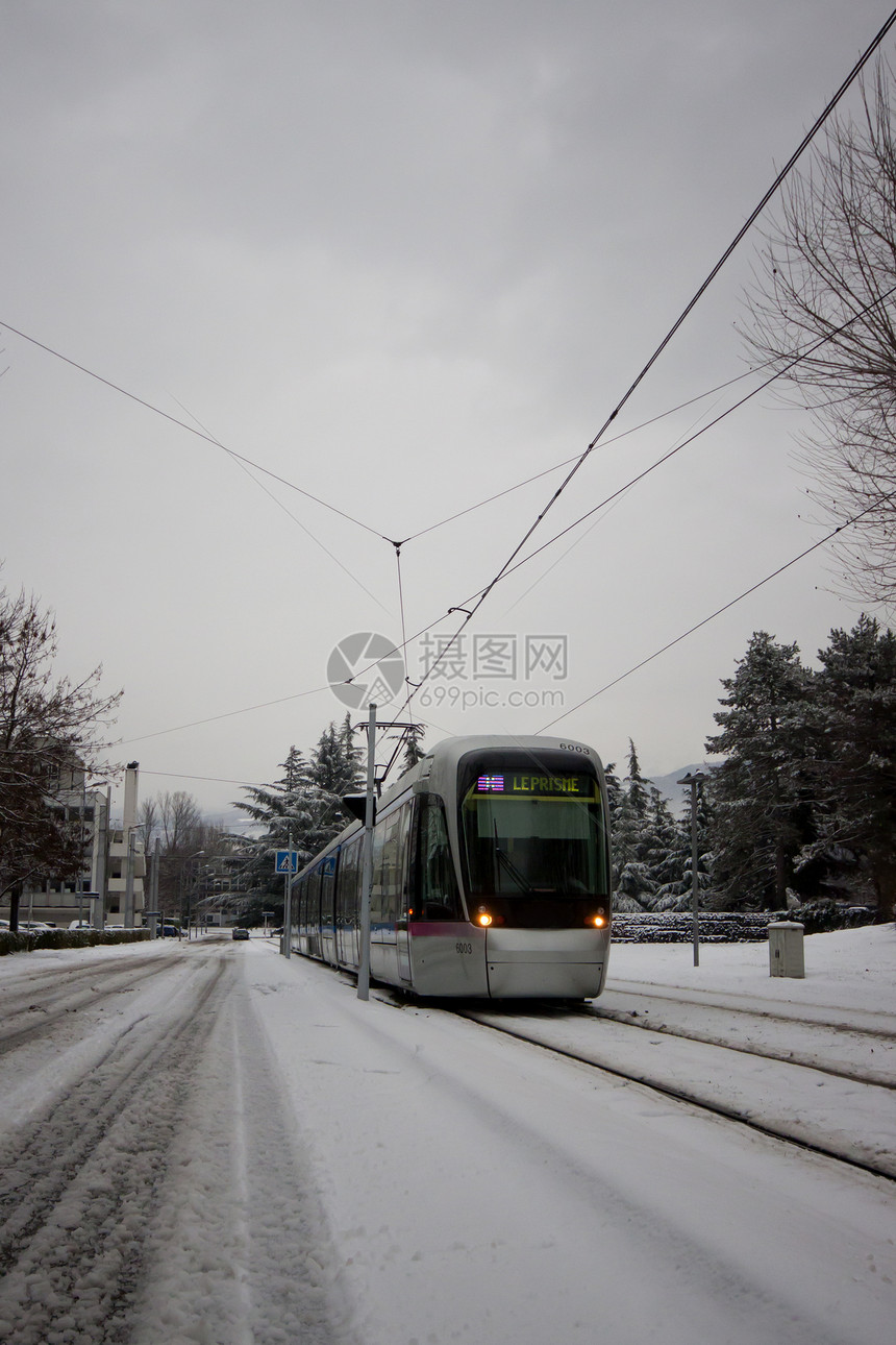 堆积着雪覆盖的铁轨图片