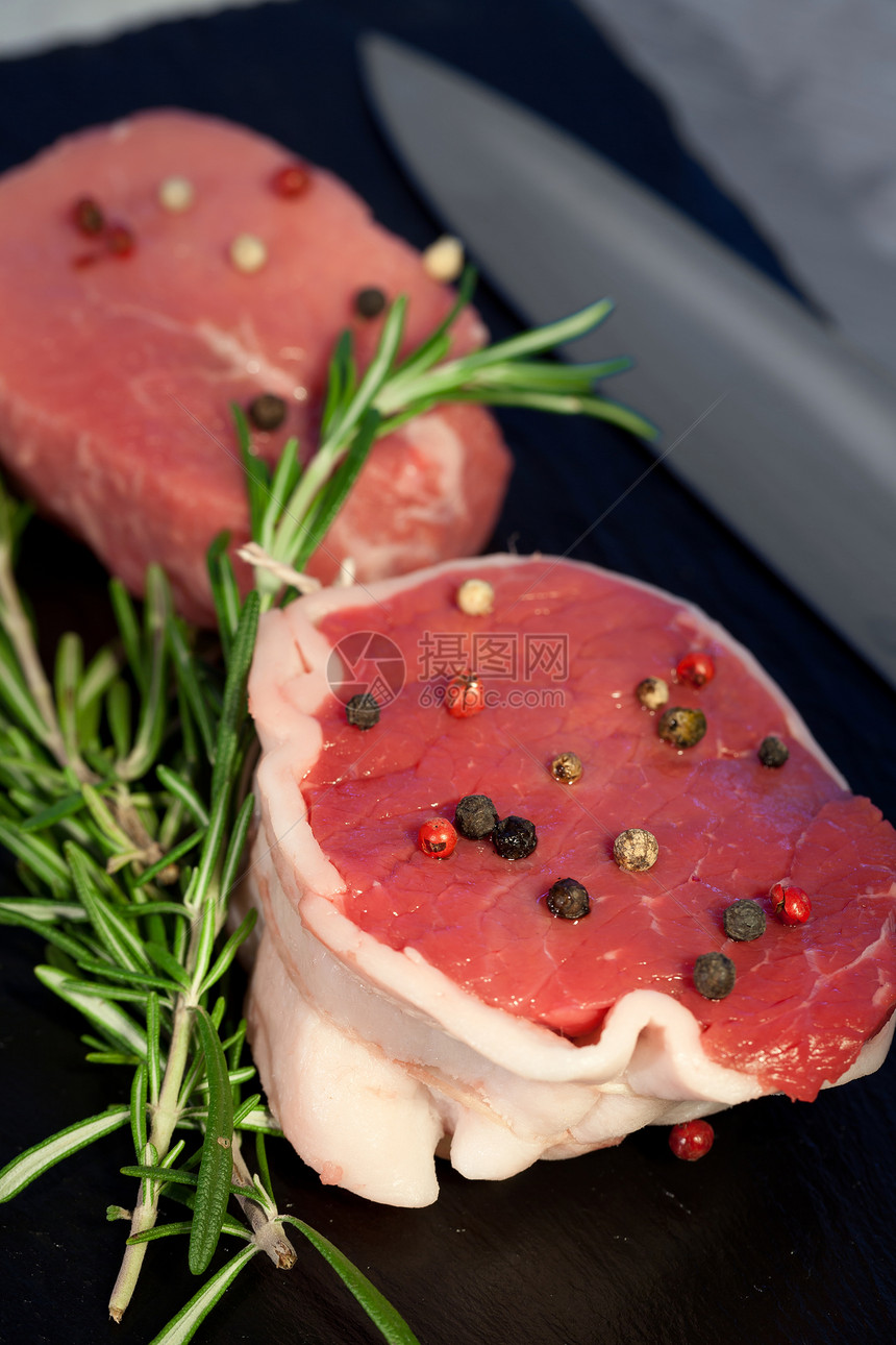 生牛肉饮食迷迭香食物鱼片屠夫美食胡椒牛扒营养红色图片