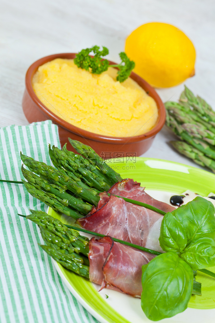 带斑点的paragus草本植物盘子烹饪熏肉食物饮食绿色午餐美食火腿图片