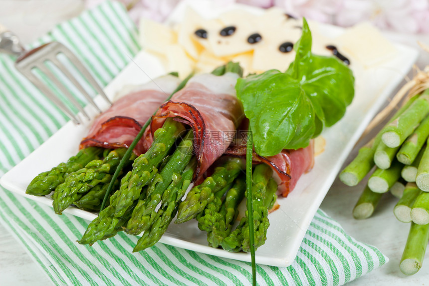 带斑点的paragus火腿食物烹饪白色绿色午餐熏肉饮食美食草本植物图片