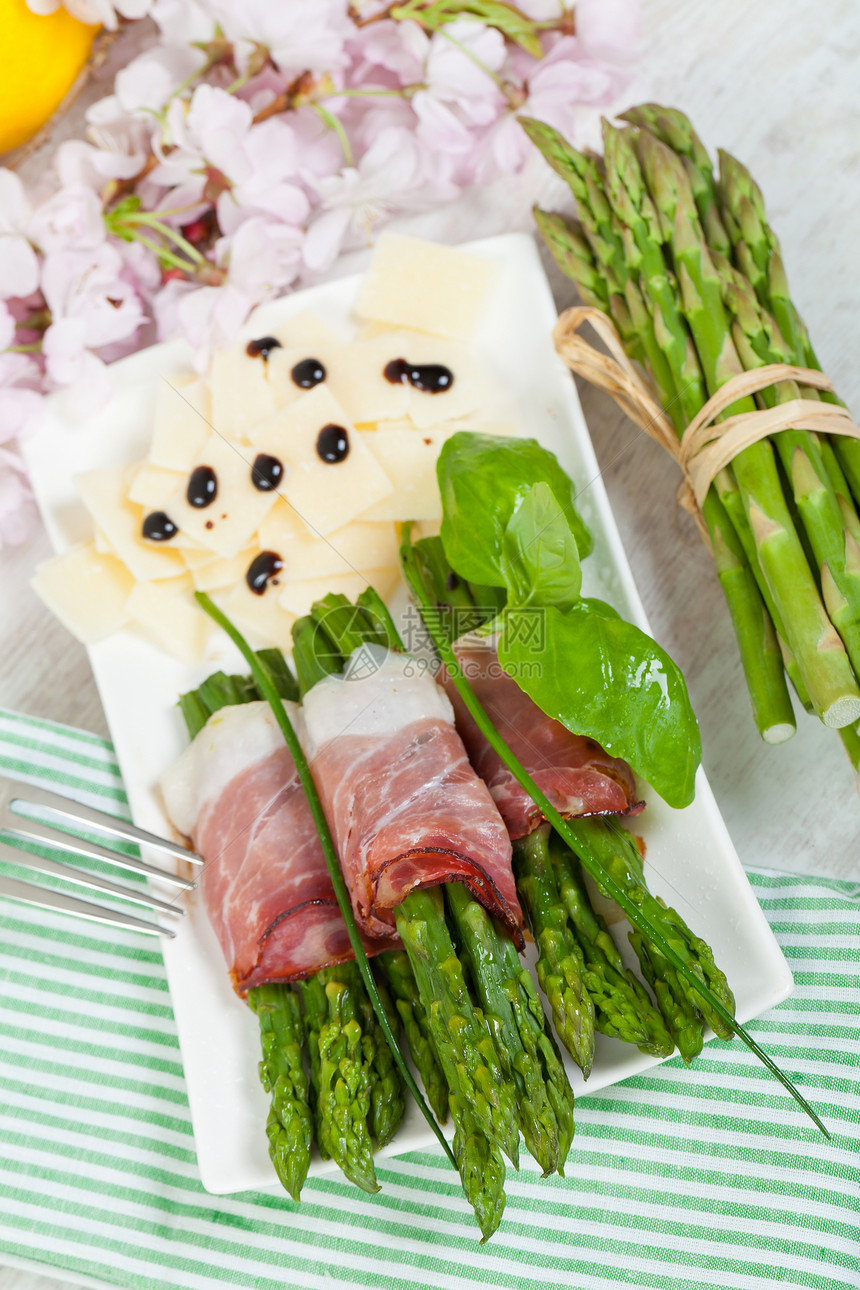 带斑点的paragus火腿午餐白色饮食盘子草本植物美食食物烹饪绿色图片