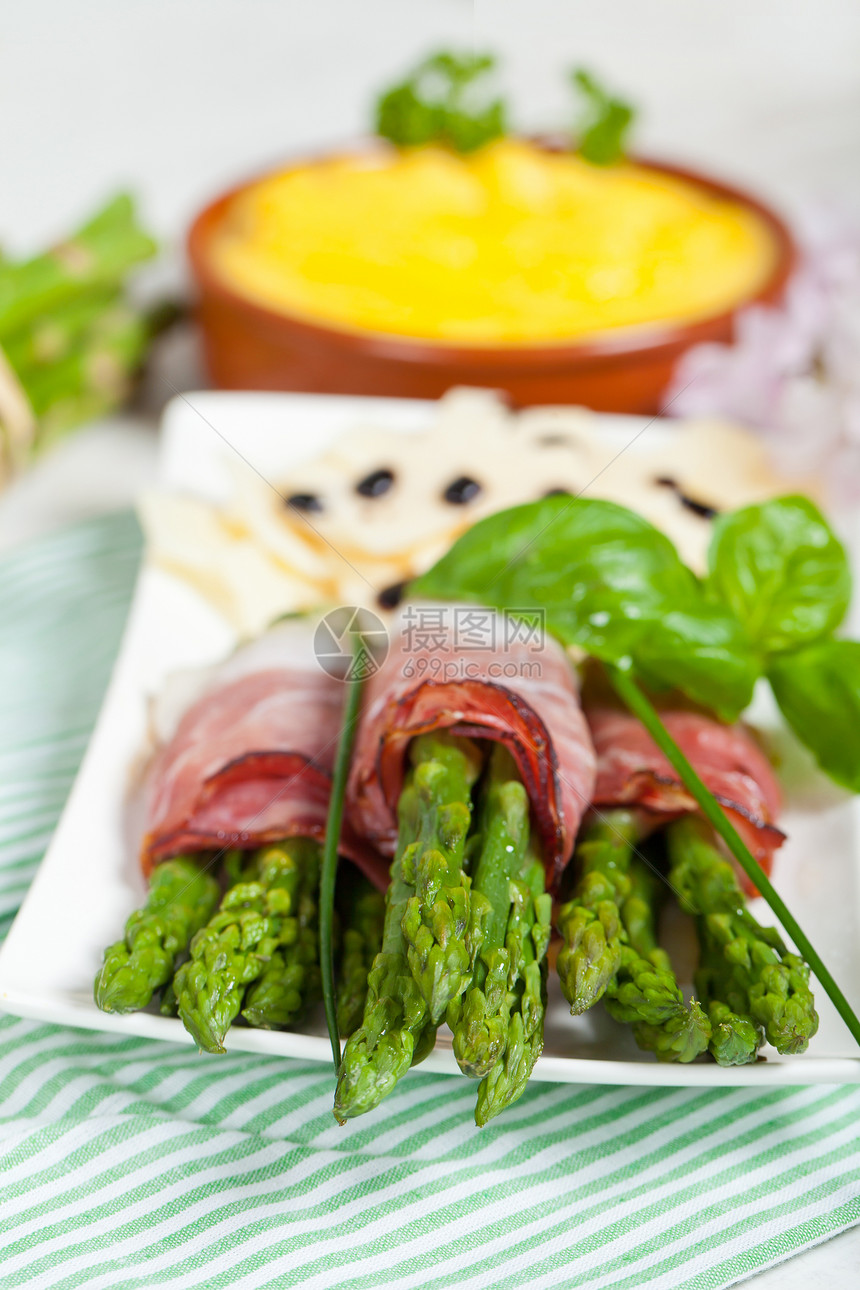 带斑点的paragus草本植物白色盘子绿色烹饪午餐美食火腿食物饮食图片