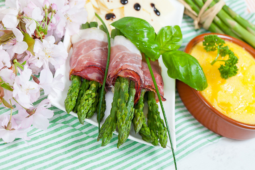 带斑点的paragus美食盘子食物饮食熏肉白色烹饪绿色火腿草本植物图片