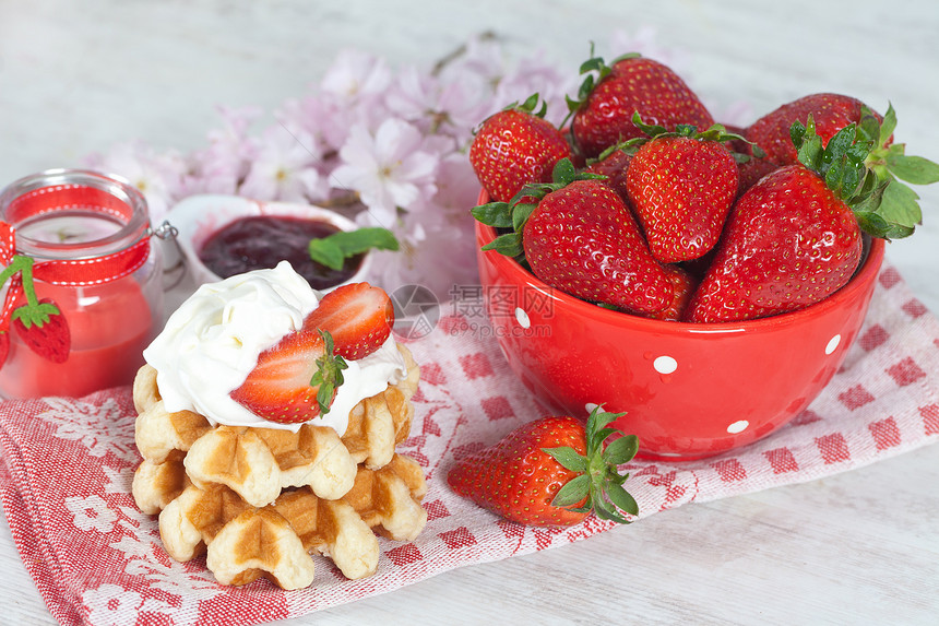 带草莓的松饼粗纱早餐小吃食物胡扯饮食水果浇头红色甜点图片