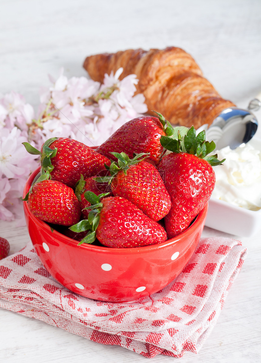 草莓季节茶点水果活力叶子食物甜点羊角种子红色图片