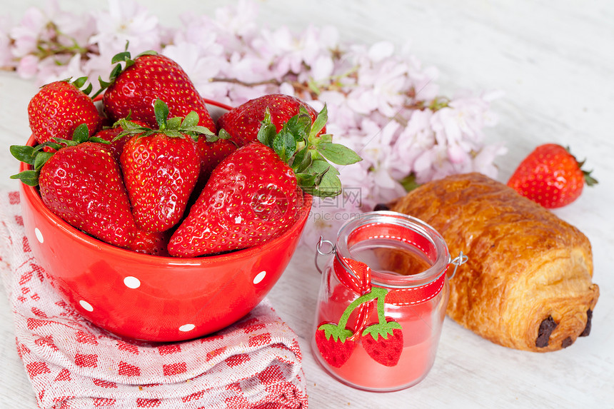 草莓和羊角面包维生素早餐饮料芳香红色咖啡食物巧克力图片