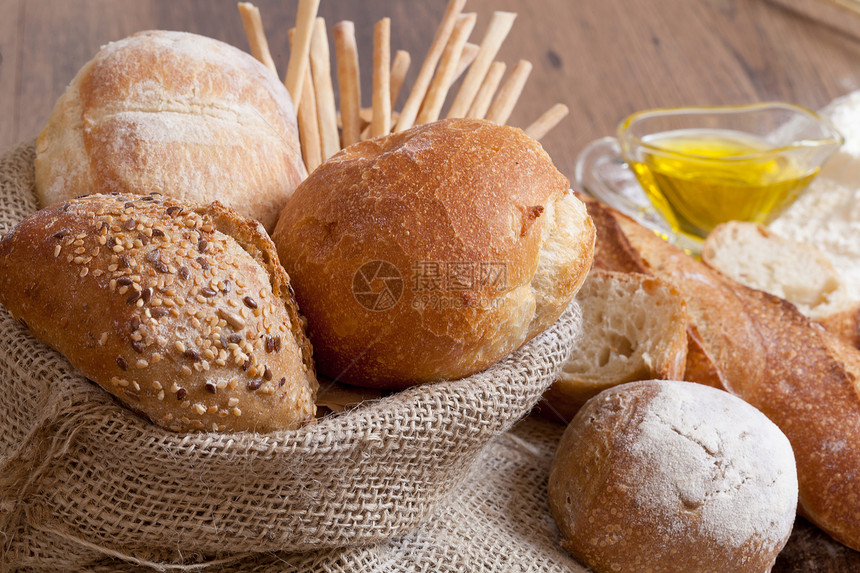 新鲜面包金子脆皮面包师粮食面粉饮食种子早餐棕色杂货店图片