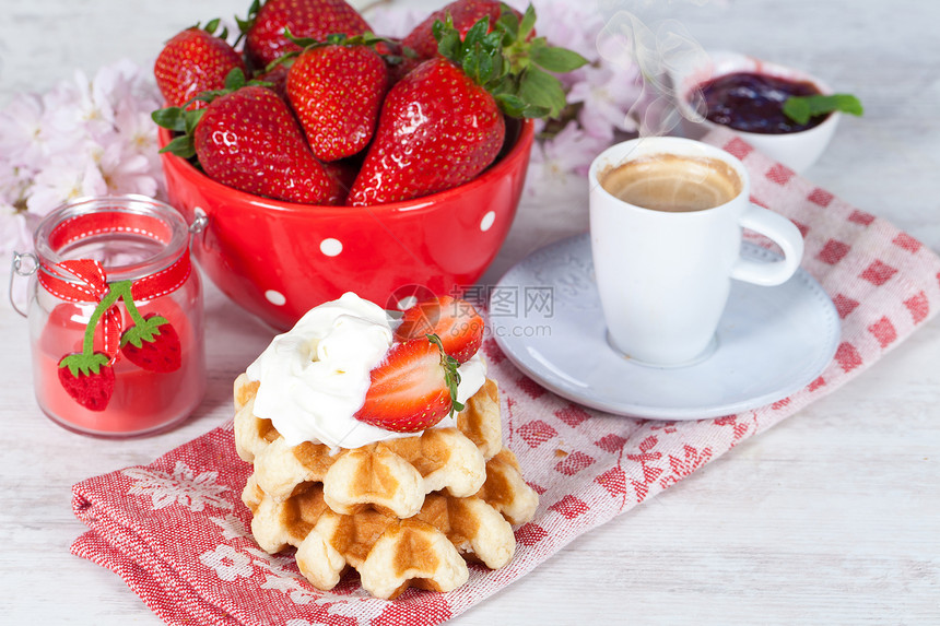 带草莓的松饼小吃食物饮食糕点粗纱美食红色咖啡奶油浇头图片