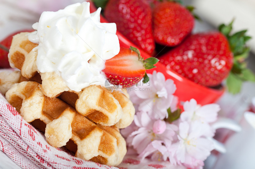 带草莓的松饼红色白色饮食浇头早餐美食粗纱水果糕点营养图片