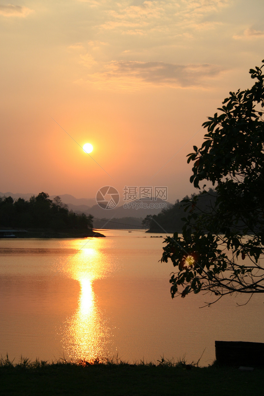 日落在泰国大坝上反射蓝色黄色天空阳光美丽戏剧性涟漪荒野地平线图片