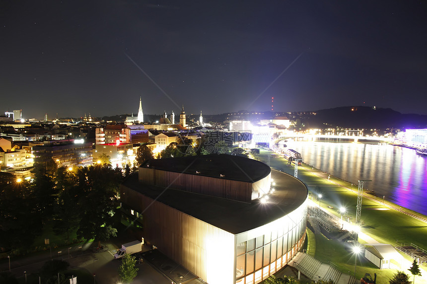 夜里林茨市中心海岸溪流教会地标建筑历史爬坡反射城市图片