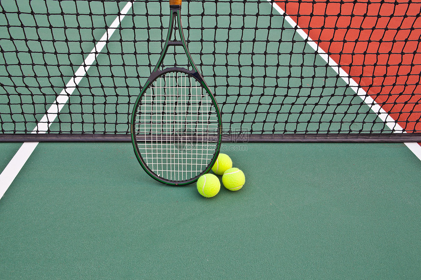 网球竞技场与球和电击细绳球拍训练比赛竞争竞技闲暇活动娱乐法庭图片