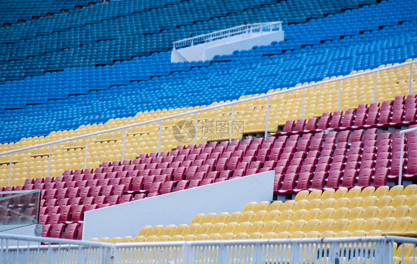色彩多彩档蓝色建筑学观众椅子长椅体育场游戏民众运动方程式图片