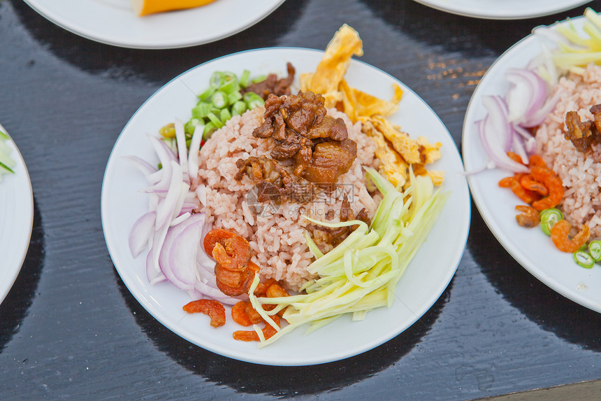 炒饭和虾糊 泰国菜服务文化美食黄瓜辣椒用餐食物盘子油炸蔬菜图片