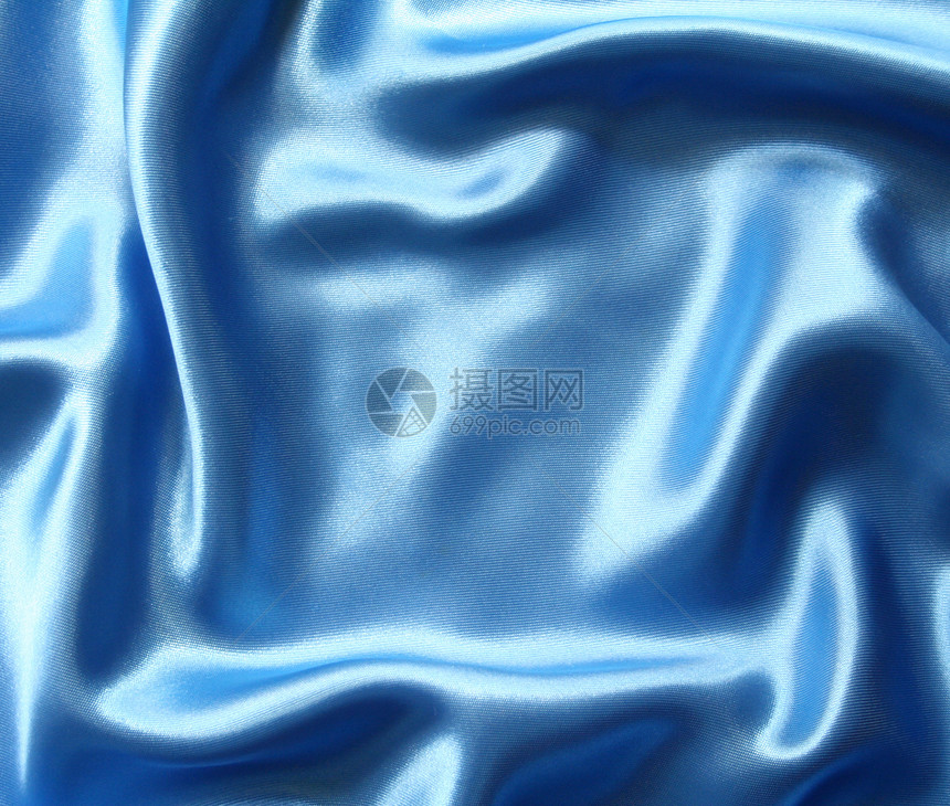 平滑优雅的深蓝丝绸可用作背景银色丝绸投标曲线材料布料海浪折痕织物纺织品图片