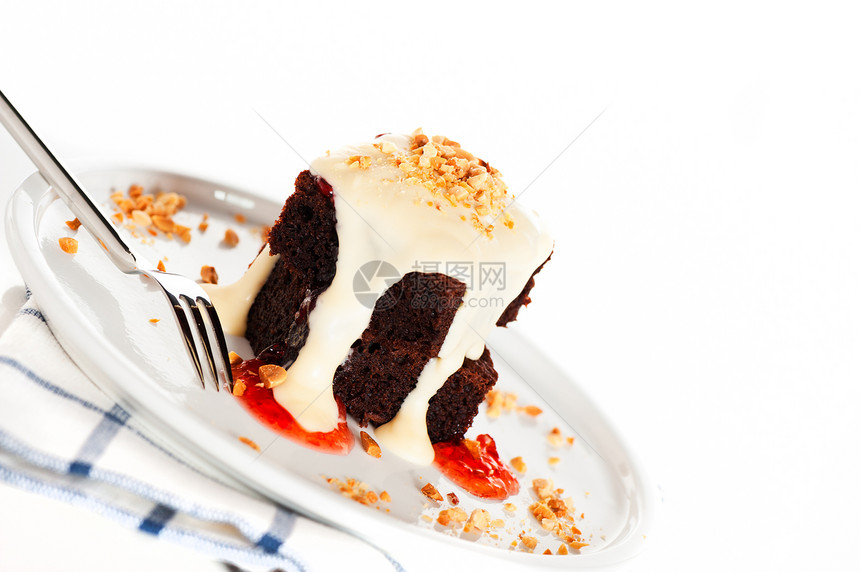 一个盘子 两块巧克力蛋糕 白巧克力花生和稻草小吃派对食物烹饪奶油餐厅糕点美食面包营养图片