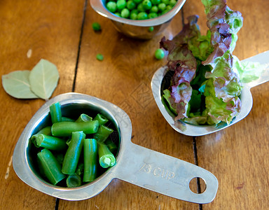 绿色食品蔬菜静物柜台绿色食物量杯烹饪背景图片
