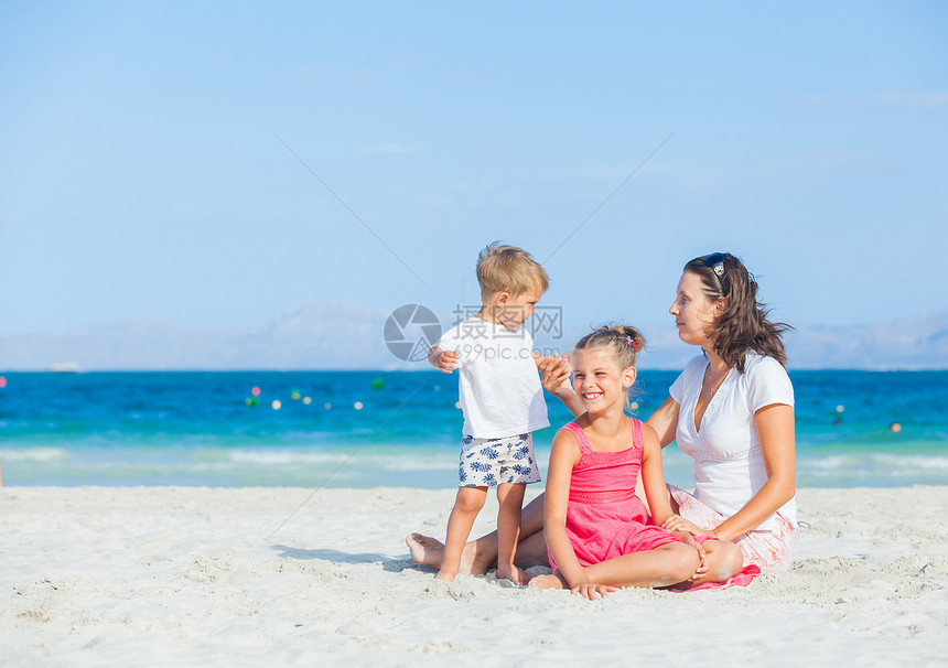 热带海滩上幸福家庭妈妈海洋儿子异国女孩女性女士喜悦孩子享受图片