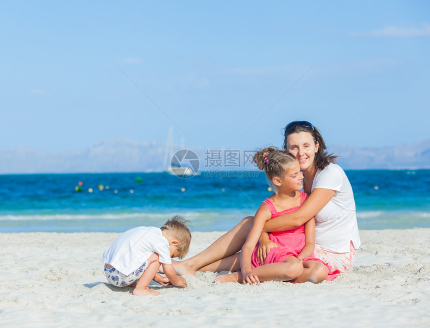 热带海滩上幸福家庭女性父母假期海滨女儿异国乐趣婴儿女孩海岸线图片