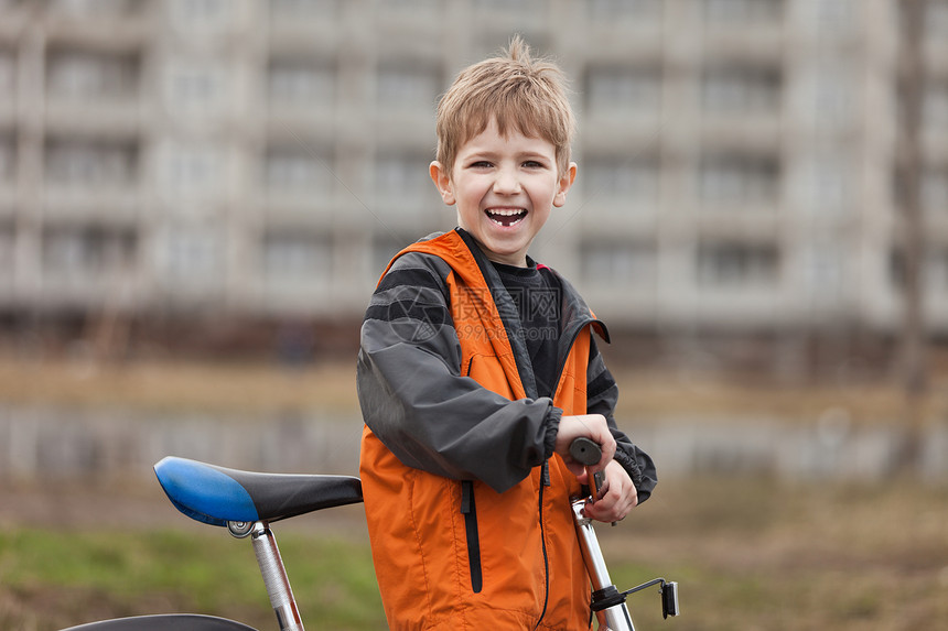 骑自行车的儿童享受青少年行动儿子车轮家庭喜悦男性童年快乐图片