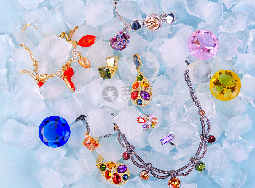 冰上的珠宝奢华耳环金子团体珍珠首饰产品玻璃钻石财富图片