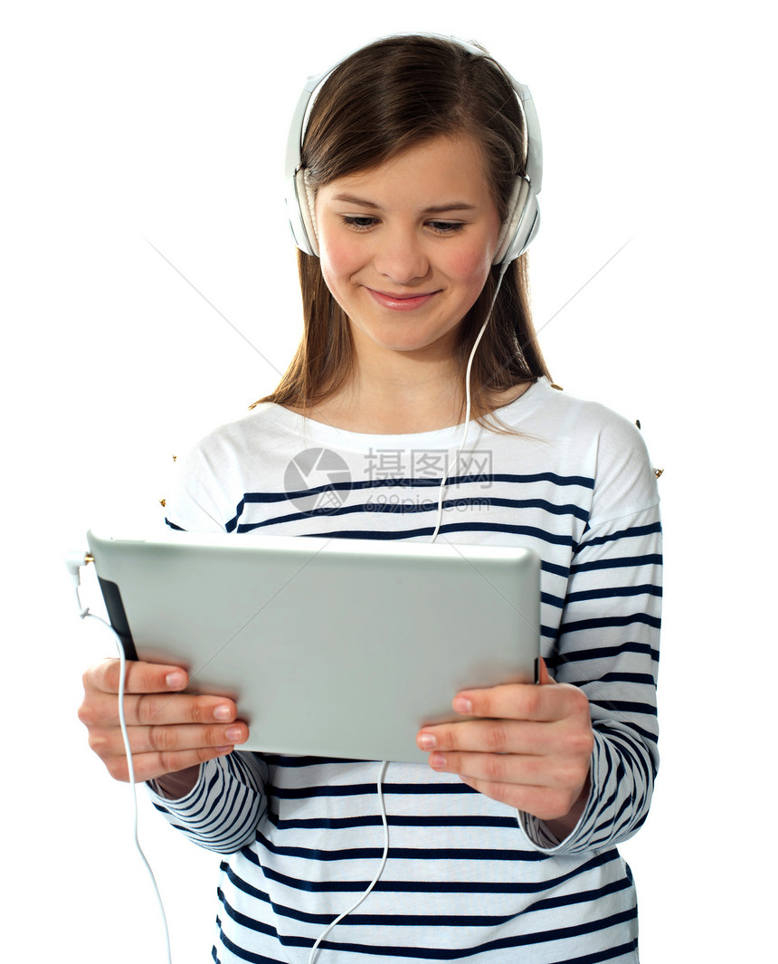 漂亮的年轻女孩喜欢听音乐的音乐图片