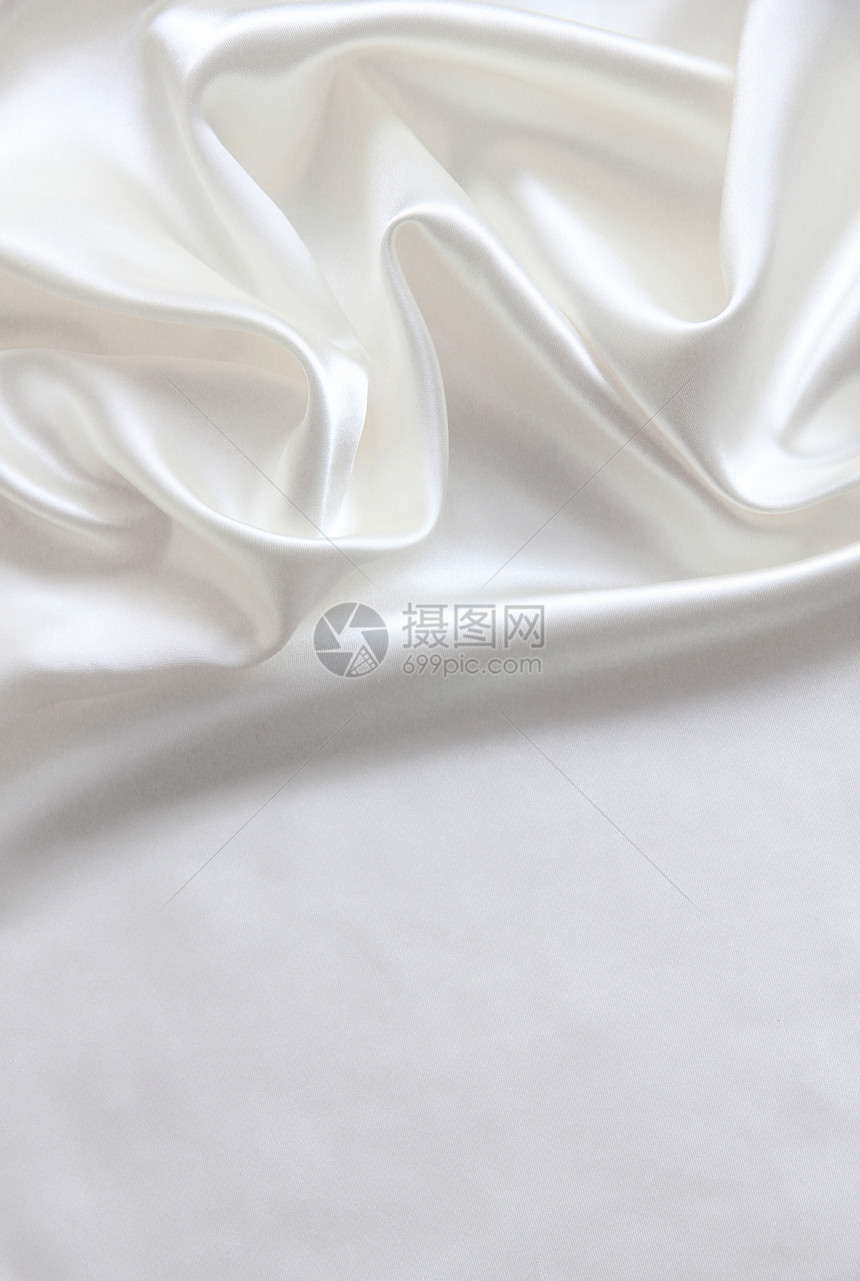 作为婚礼背景的平滑优雅白色丝绸涟漪折痕材料布料新娘银色曲线海浪纺织品织物图片