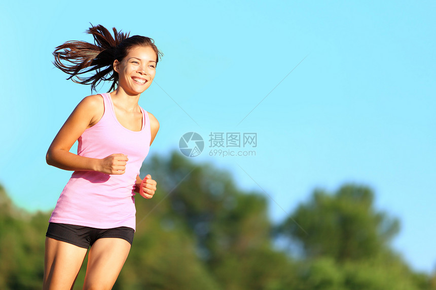 快乐的女人奔跑图片