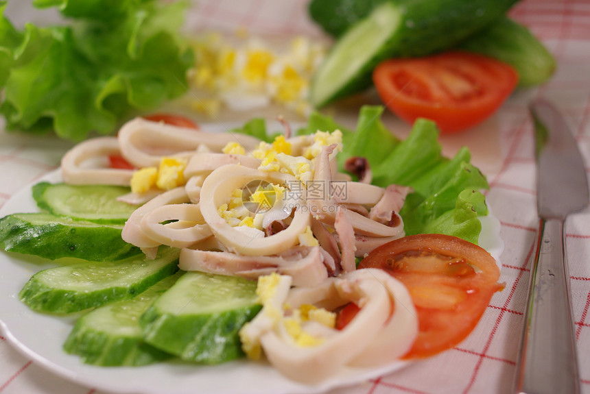 番茄沙拉加鸡蛋蔬菜黄瓜桌子海鲜小吃盘子餐具文化美食沙拉图片