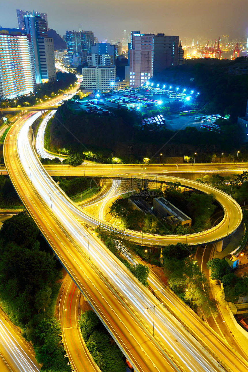在现代城市的夜间高速公路交通街道土地运输速度划分场景曲线车道射线图片