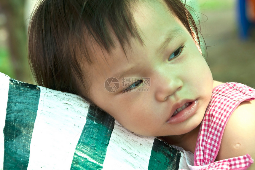 游乐场的亚洲小女婴微笑幸福女孩童心童年婴儿孩子粉色生长快乐图片