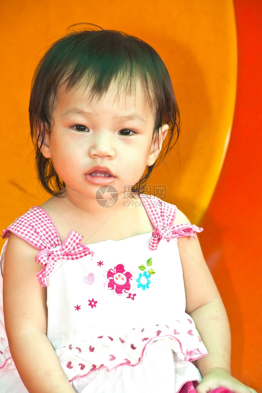 游乐场的亚洲小女婴女孩童心幸福女儿女性玩具童年快乐幼儿园孩子图片