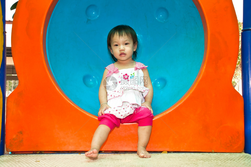 游乐场的亚洲小女婴女性女孩女儿童年粉色喜悦童心幼儿园微笑快乐图片
