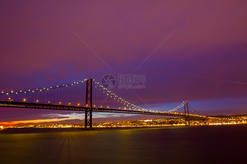 日落时分在里斯本的25德阿布里尔吊桥图片