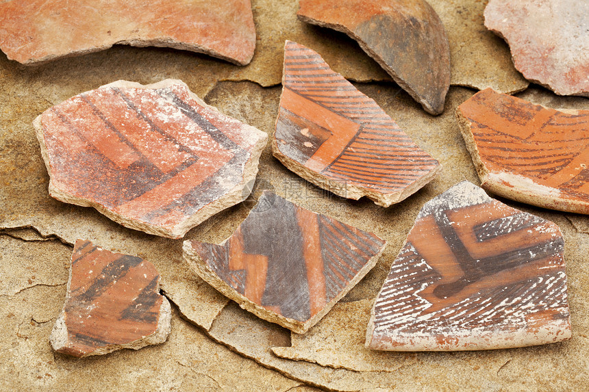 古老的阿纳萨齐陶器碎片图片