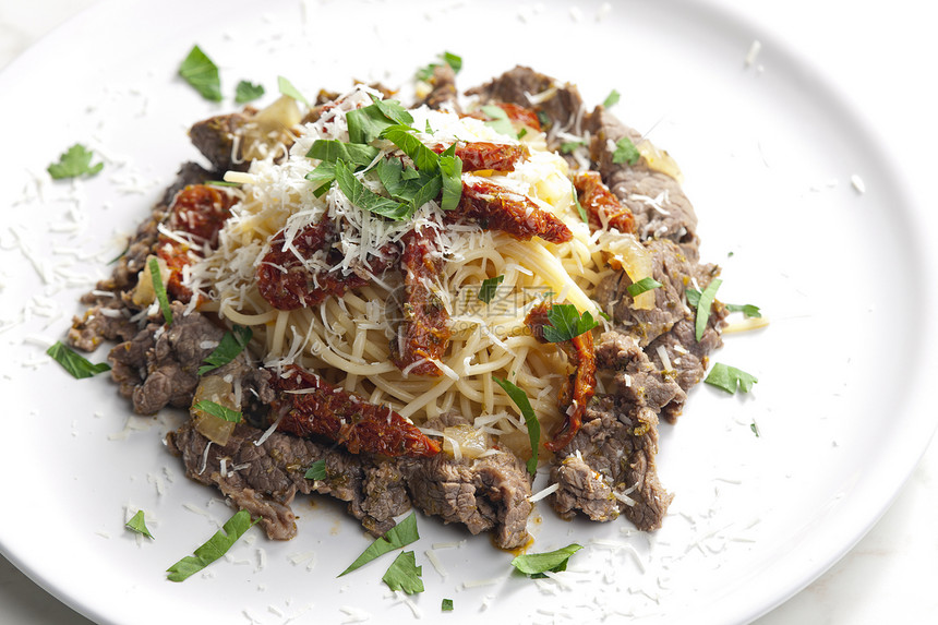 配牛肉肉和干西红柿的意大利面静物磨碎牛肉面条美食盘子营养食物图片