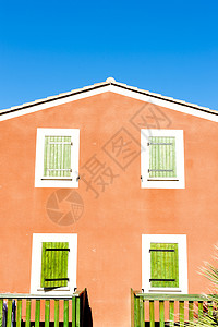 房屋外墙绿色百叶窗阳台窗户外观建筑学房子建筑红色背景图片