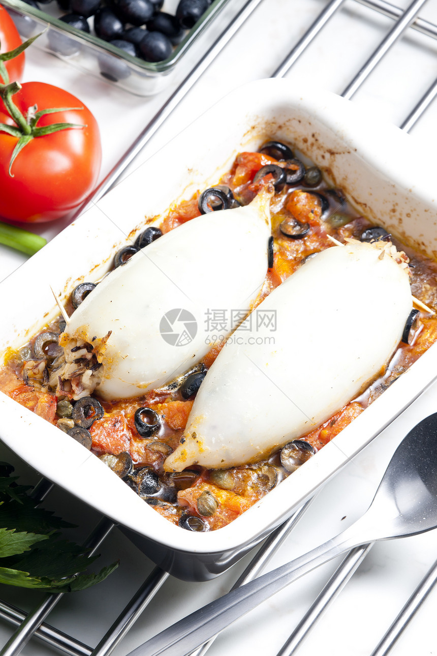 用西红柿和满满珍珠棒的黑橄榄 烤塞皮亚营养滴盘食物墨鱼乌贼蔬菜盘子美食静物勺子图片