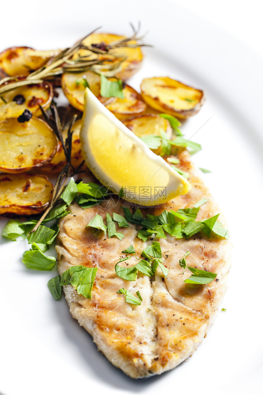 加烤土豆和烧烤竹营养美食柠檬静物食物鲭鱼盘子图片
