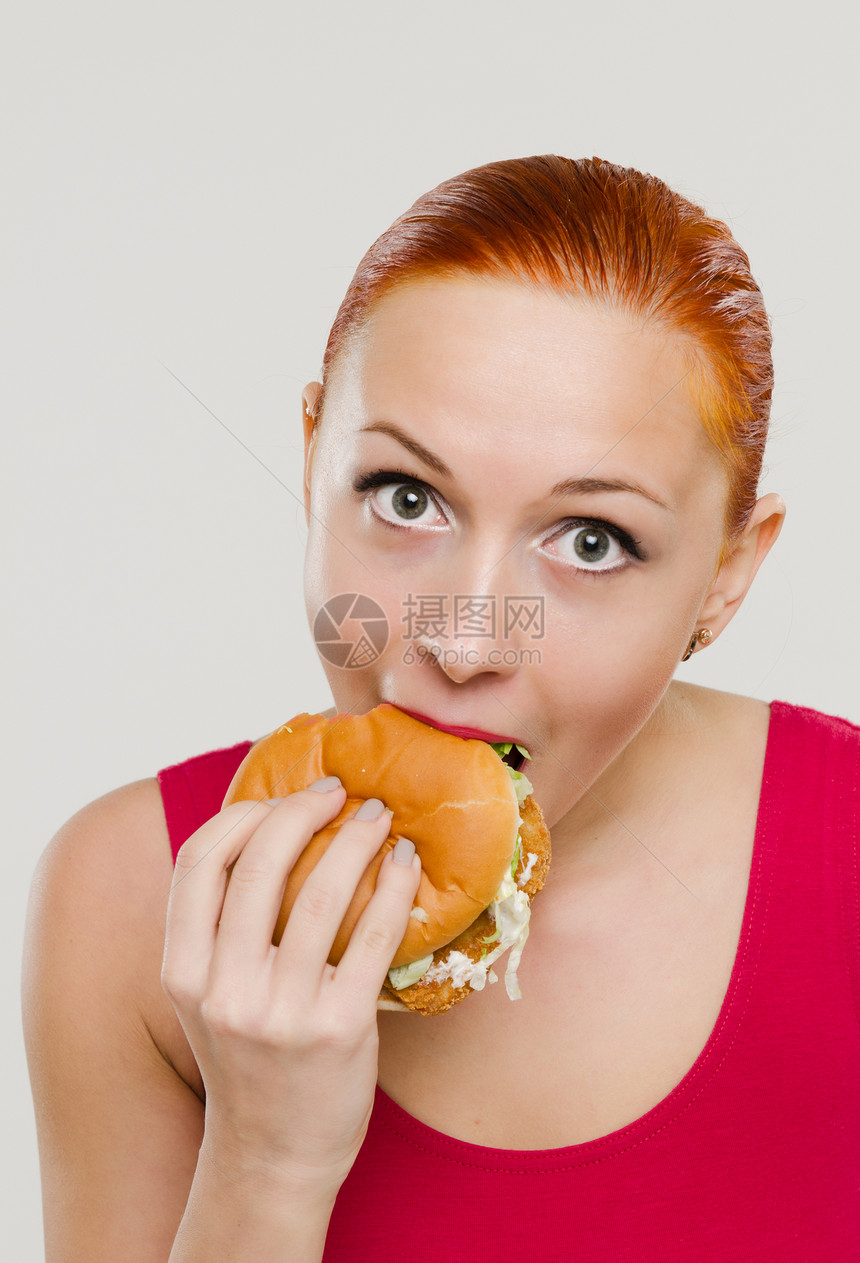 女人吃汉堡包成人快乐女士喜悦眼睛食物营养女性包子午餐图片