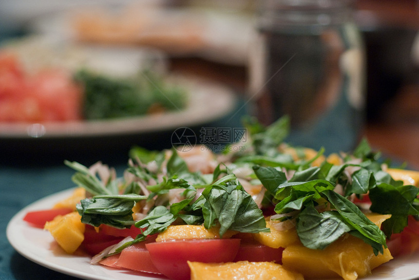 配芒果和番茄的绿色沙拉低脂肪午餐餐厅食物西红柿带子菜单盘子洋葱蔬菜图片