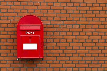 命名邮政服务石墙上的红色信箱背景