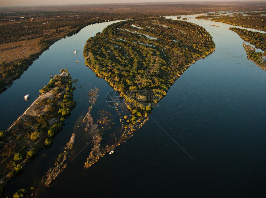 赞比西河森林溪流直升机荒野旅游流动地平线天空图片