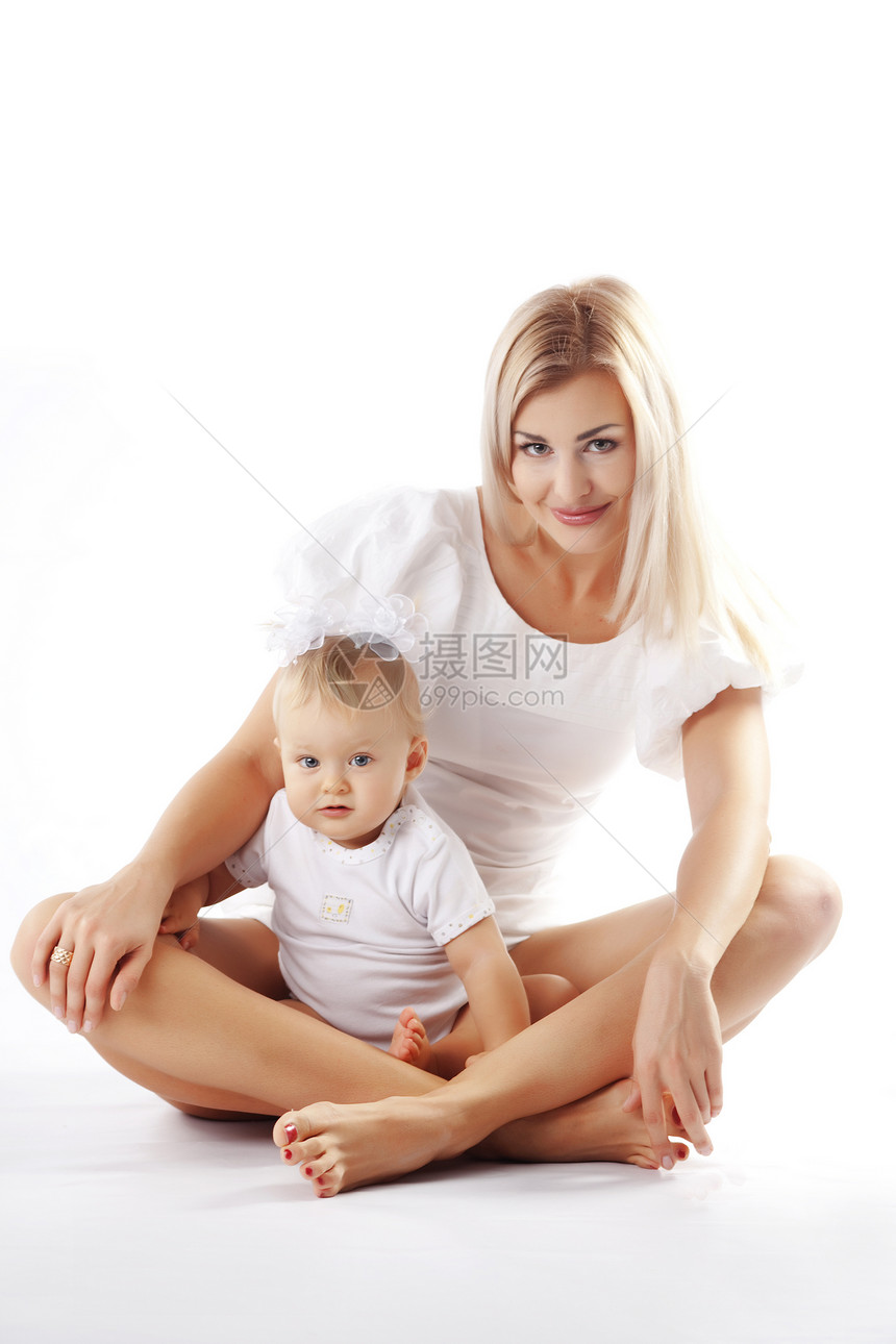 母亲怀着婴儿妈妈女士快乐女性家庭金发童年父母衣服孩子图片