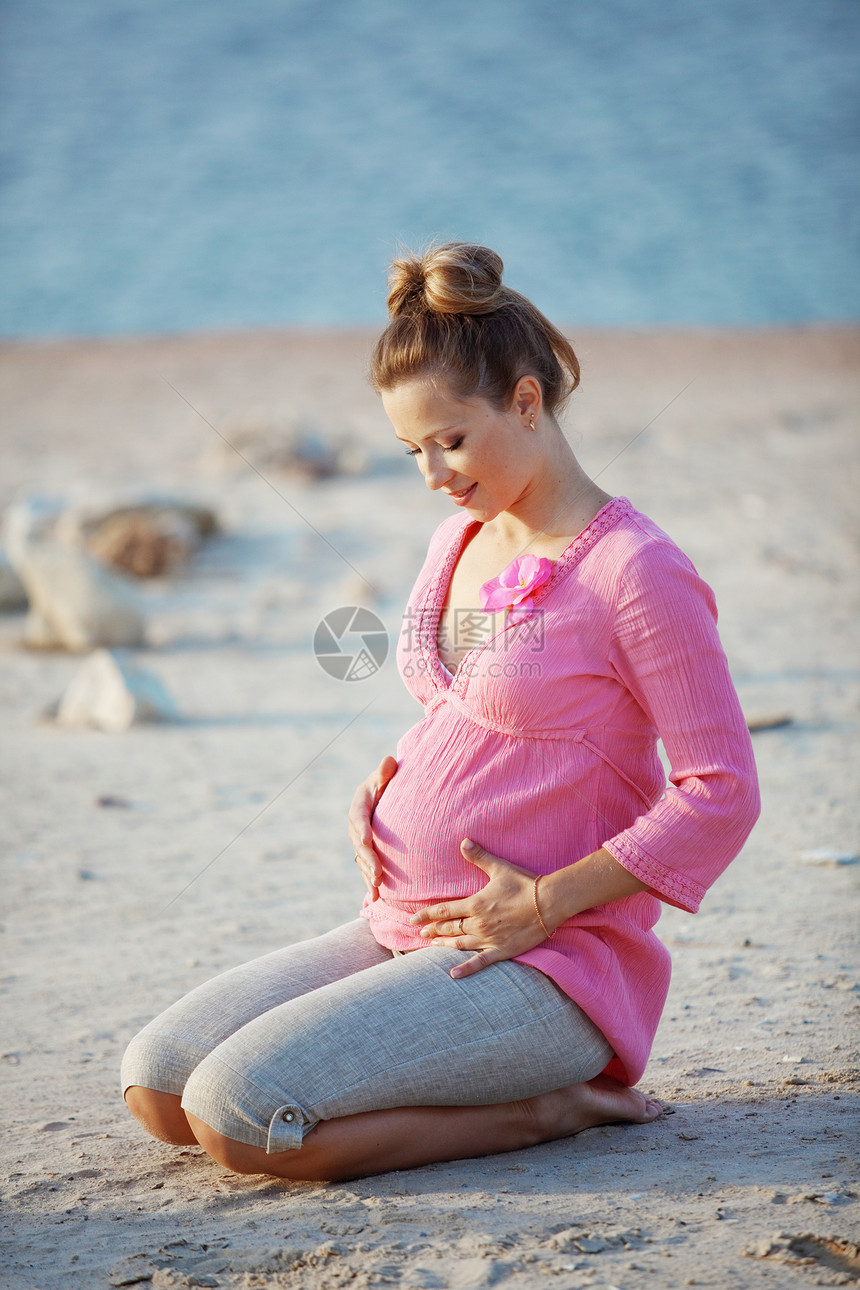 怀孕海滩分娩父母母亲太阳地面福利阳光肚子休息图片